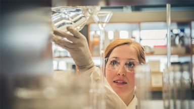 étudiante dans un laboratoire