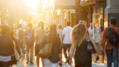 individus marchant dans la rue