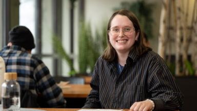 Étudiante assise à un bureau