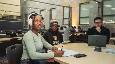 Étudiants assis à une table