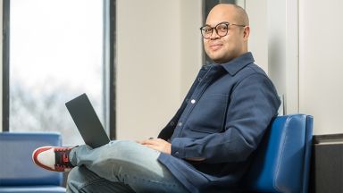 Étudiant assis avec son ordinateur portable