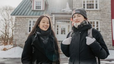Deux étudiantes sur le campus