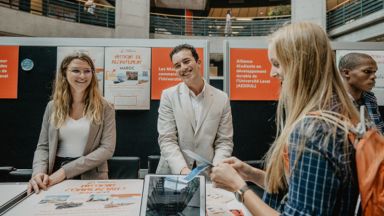 Étudiants à un kiosque de présentation