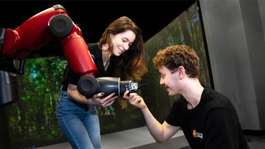 Étudiants travaillant avec un bras automatisé