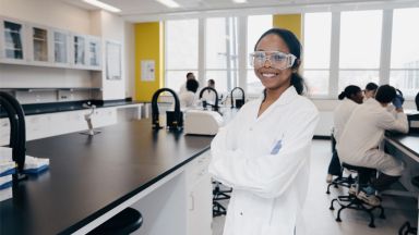 étudiante dans un laboratoire