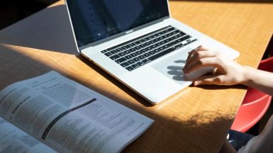 Main sur un ordinateur portable