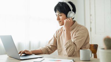 Étudiant devant son ordinateur