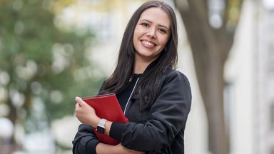étudiante avec un carnet rouge ULaval