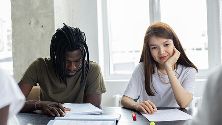 2 étudiants assis l'un à côté de l'autre