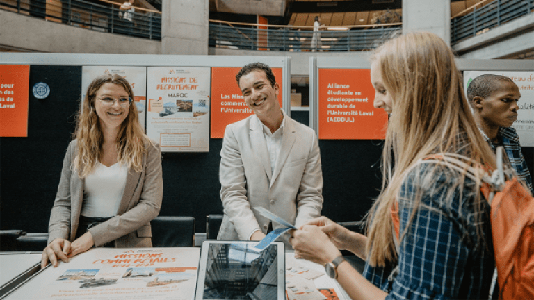 Des étudiants derrière un kiosque