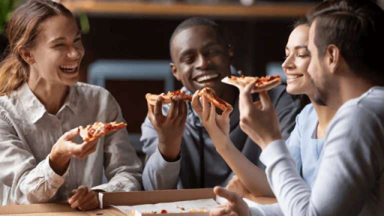 des étudiants qui mangent une pizza