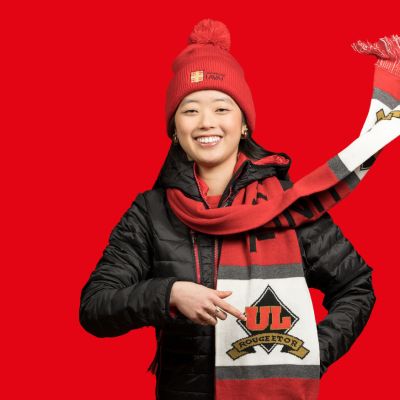 Jeune femme habillée en hiver avec vêtements ULaval